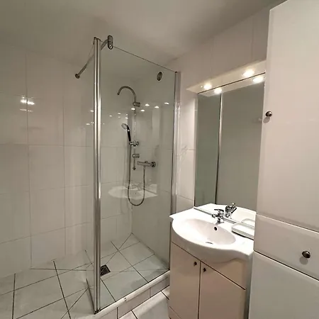 Hyephi T2 Pour 4 Personnes Dans Avec Piscine - Port * Йер