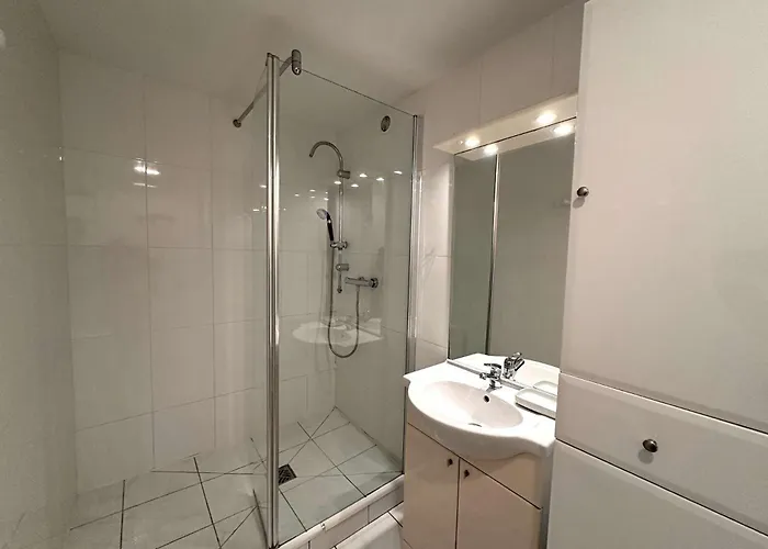 Hyephi T2 Pour 4 Personnes Dans Avec Piscine - Port * Hyeres